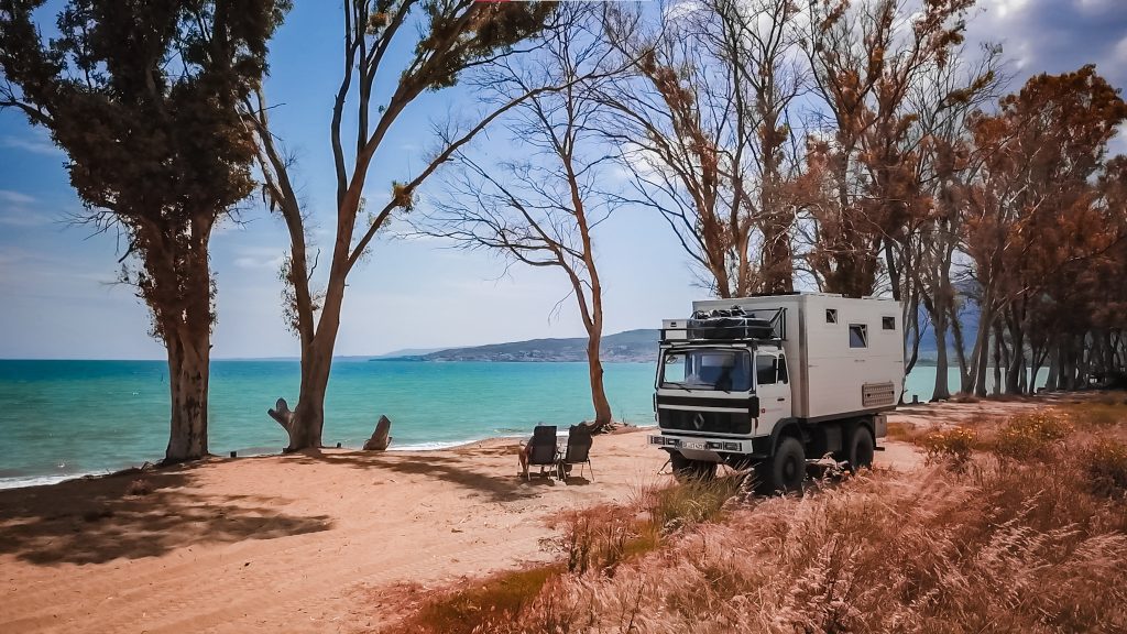 Expeditionsmobil am Strand Griechenland Reisetipps Camperroadtrip Wohnmobilreisen Reisen mit dem eigenen Fahrzeug
