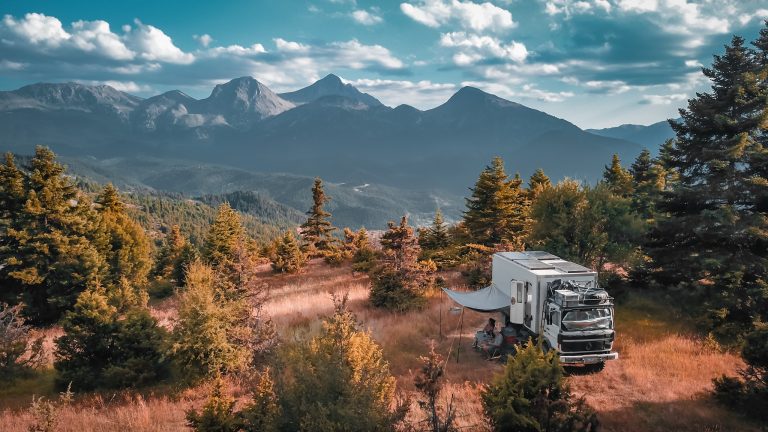 Expeditionsmobil im Wald Griechenland Reisetipps Camperroadtrip Wohnmobilreisen Reisen mit dem eigenen Fahrzeug
